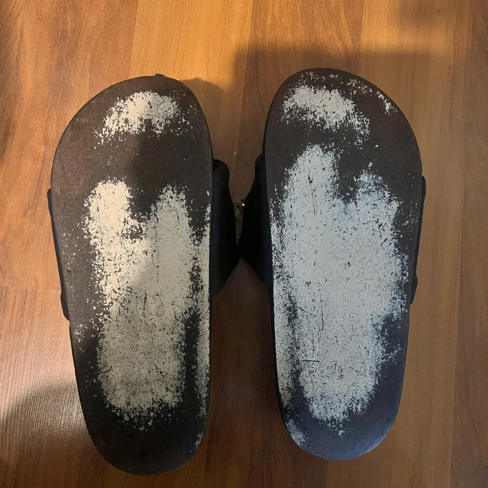 Good American Gold Chain black platform slides. Size 9 with a 2” platform.